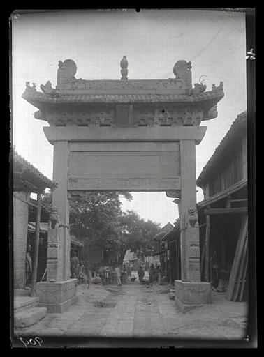 [Shandong]. Kia-siang hien [Jiaxiangxian], arc de triomphe dans la  rue principale
