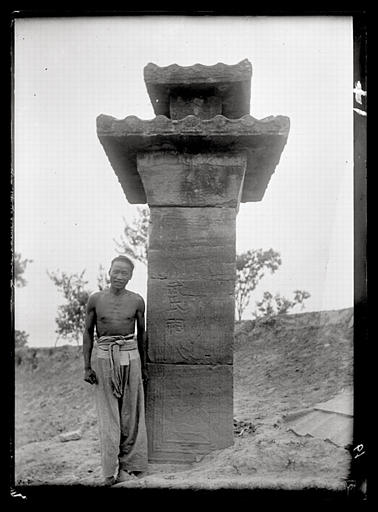 [Shandong]. Wou Leang ts'eu [Wu Liang ci], face est du pilier de l'Ouest