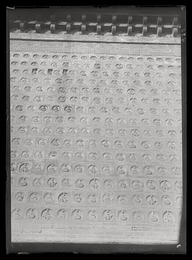 [Henan]. K'ai-fong fou [Kaifengfu], décor extérieur du Kouo-siang sseu [Guoxiangsi] (n°920-921) [AP13432 et AP13433]