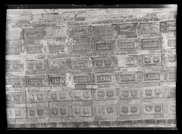 [Henan]. K'ai-fong fou [Kaifengfu], revêtement en briques émaillées de la Pagode de fer (n°922-923) [AP13434 et AP13435]