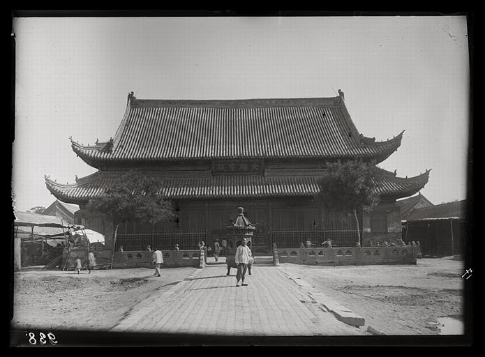 [Henan]. K'ai-fong fou [Kaifengfu], temple bouddhique Siang-kouo sseu [Xiangguosi], salle principale