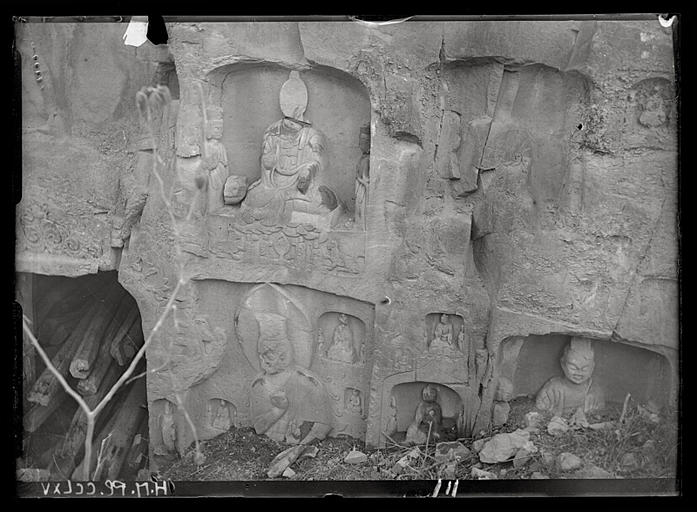 Henan. Gongxian, Shikusi ('les temples des grottes dans le roc') ?, sculptures rupestres