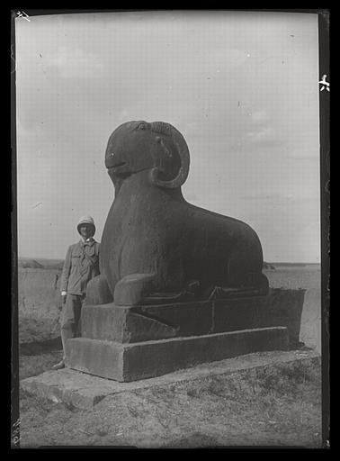 [Henan] Ho-nan. Kong hien [Gongxian], Yong-tchao ling [Yongzhaoling], sépulture de l'empereur Jen tsong [Renzong], mort en 1063 ap. J.-C., bélier