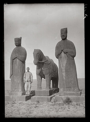 [Henan] Ho-nan. Kong hien [Gongxian], Yong-tchao ling [Yongzhaoling], sépulture de l'empereur Jen tsong [Renzong], mort en 1063 ap. J.-C., cheval et ses conducteurs