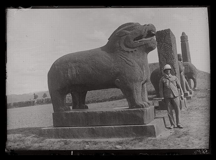 [Henan] Ho-nan. Kong hien [Gongxian], Yong-tchao ling [Yongzhaoling], sépulture de l'empereur Jen tsong [Renzong], mort en 1063 ap. J.-C., animal fantastique (déformation du type du cheval ailé)