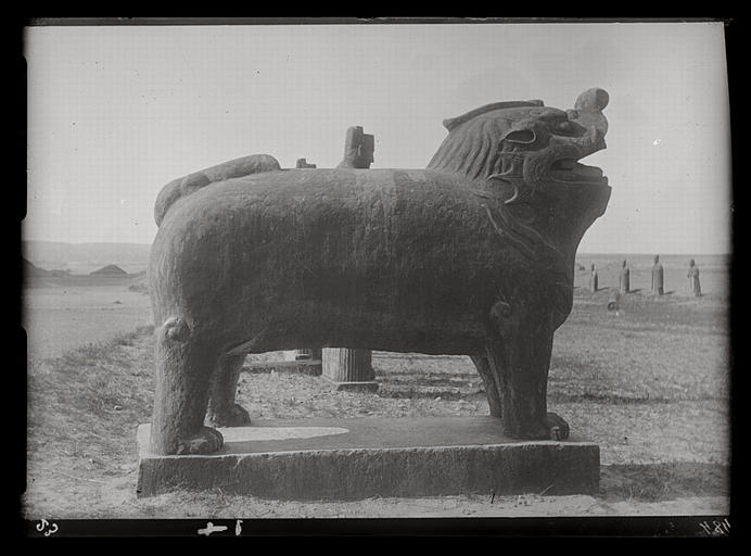[Henan] Ho-nan. Kong hien [Gongxian], Yong-tchao ling [Yongzhaoling], sépulture de l'empereur Jen tsong [Renzong], mort en 1063 ap. J.-C., animal fantastique (déformation du type du cheval ailé)