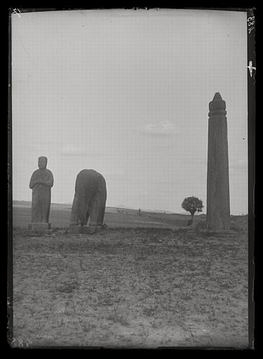 [Henan] Ho-nan. Kong hien [Gongxian], Yong-tchao ling [Yongzhaoling], sépulture de l'empereur Jen tsong [Renzong], mort en 1063 ap. J.-C., obélisque, éléphant et son cornac