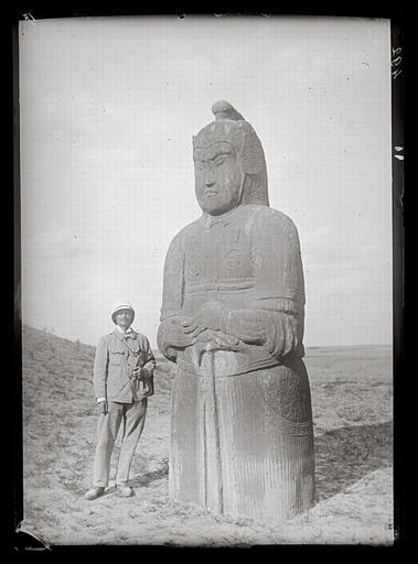 [Henan] Ho-nan. Kong hien [Gongxian], Yong-tchao ling [Yongzhaoling], sépulture de l'empereur Jen tsong [Renzong], mort en 1063 ap. J.-C., officier militaire