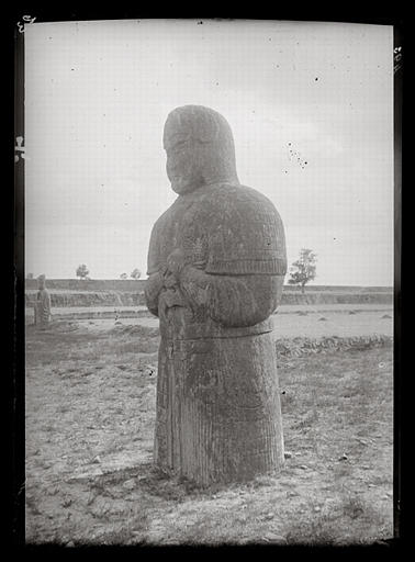 [Henan] Ho-nan. Kong hien [Gongxian], Yong-tchao ling [Yongzhaoling], sépulture de l'empereur Jen tsong [Renzong], mort en 1063 ap. J.-C., officier militaire