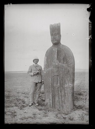 [Henan] Ho-nan. Kong hien [Gongxian], Yong-tchao ling [Yongzhaoling], sépulture de l'empereur Jen tsong [Renzong], mort en 1063 ap. J.-C., officier civil