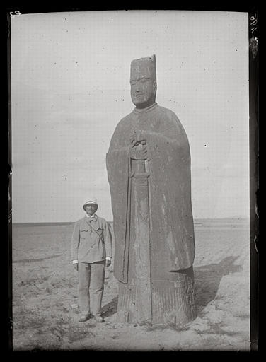 [Henan] Ho-nan. Kong hien [Gongxian], Yong-tchao ling [Yongzhaoling], sépulture de l'empereur Jen tsong [Renzong], mort en 1063 ap. J.-C., officier militaire