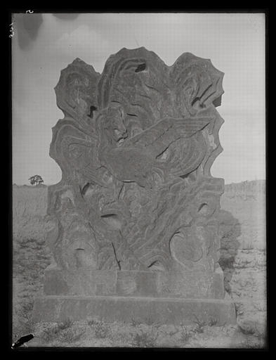 [Henan]. Sépulture impériale à l'ouest du Yong-tchao ling [Yongzhaoling]; c'est probalement la sépulture de l'empereur Ying tsong [Yingzong], mort en 1067 ap. J.-C.; même représentation [que AP13392] dans une sépulture impériale à l'ouest du Yong-tchao ling [Yongzhaoling] (cf. n°943) [cf. AP12687]