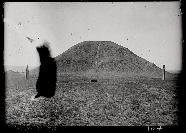 Henan. Gongxian, Yongzhaoling, sépulture de l'empereur Renzong, mort en 1063 ap. J.-C., vue du tumulus
