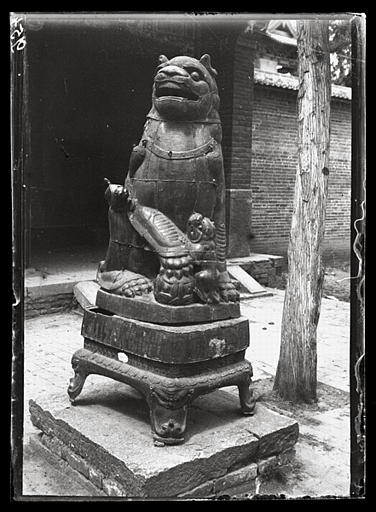 [Henan]. [Henanfu], sépulture de Kouan ti [Guandi], lion en fonte de fer de l'année 1597