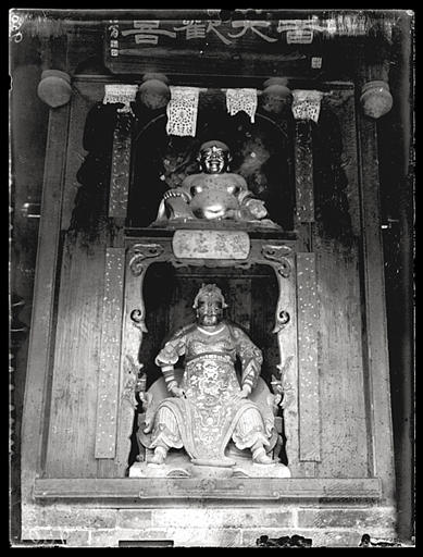 [Henan]. Ho-nan-fou [Henanfu], niche dans le temple bouddhique Ying-ngen sseu [Yingensi], statue de Kouan ti [Guandi] surmontée de celle de Mi-le [Mile]