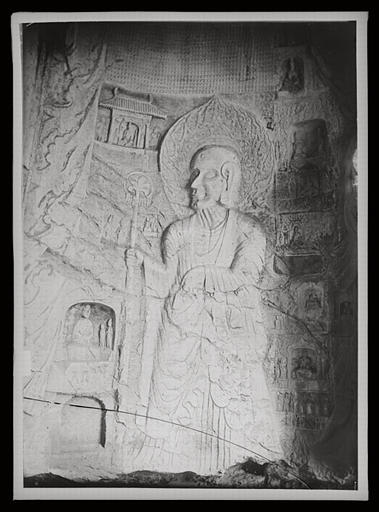 [Henan]. Long-men [Longmen], grotte M, le vieillard Kâçyapa, à la gauche du Buddha du fond