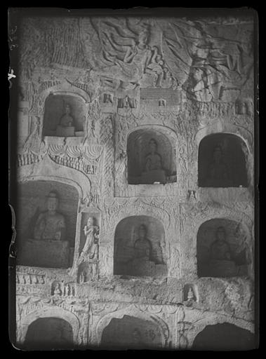 [Henan]. Long-men [Longmen], grotte M, paroi du sud (haut) (au-dessus du n°325) [AP13276]