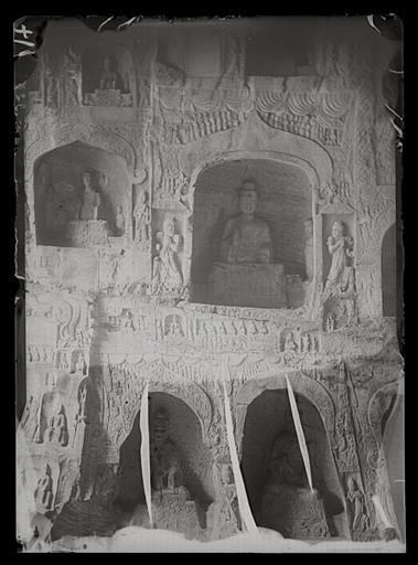 [Henan]. Long-men [Longmen], grotte M, paroi du sud (haut) (à gauche des n°325 et 326) [AP13276 et AP13278]