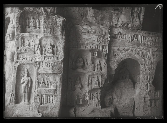 [Henan]. Long-men [Longmen], grotte M, paroi du sud (bas, près de l'entrée) (à gauche du n°327) [AP13279]