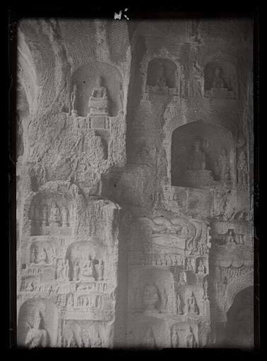 [Henan]. Long-men [Longmen], grotte M, paroi du sud (haut, près de l'entrée) (au-dessus du n°328) [AP13280]