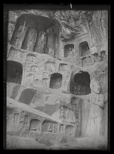 [Henan]. Long-men [Longmen], à l'extérieur et à l'entrée de la grotte M