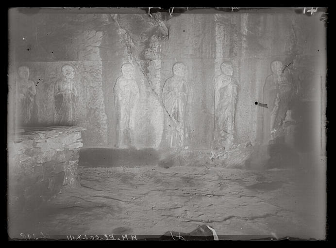 [Henan]. Long-men [Longmen], grotte dans le temple K'an king sseu [Kanjingsi], les arhats