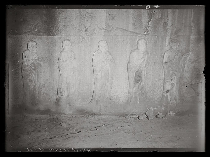 [Henan]. Long-men [Longmen], grotte dans le temple K'an king sseu [Kanjingsi], les arhats