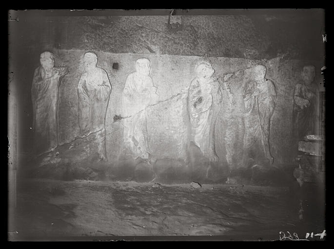[Henan]. Long-men [Longmen], grotte dans le temple K'an king sseu [Kanjingsi], les arhats