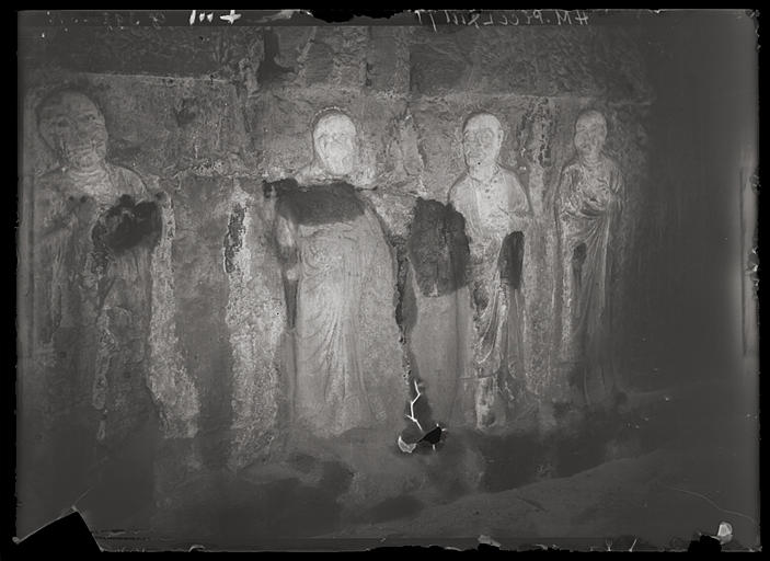 [Henan]. Long-men [Longmen], grotte dans le temple K'an king sseu [Kanjingsi], les arhats
