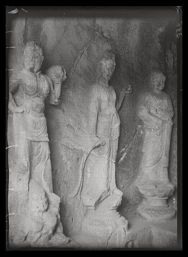 [Henan]. Long-men [Longmen], grotte Y, les Çramanas, les Bodhisattvas et les Lokapâlas à droite et à gauche du Buddha du fond (cf. n°312) [AP13270]