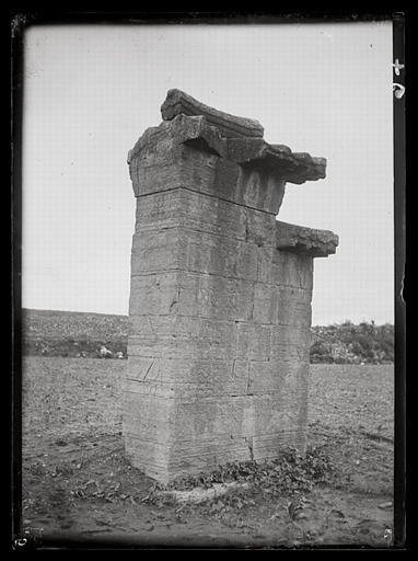[Henan] Ho-nan. Teng-fong hien [Dengfengxian], pilier du T'ai-che [Taishi], face sud du pilier de l'Est