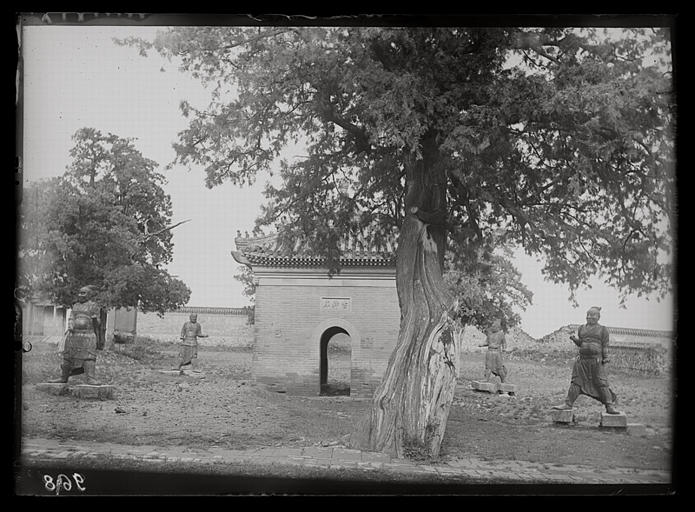 [Henan] Ho-nan. Temple du Pic du Centre à Teng-fong hien [Dengfengxian], les quatre colosses en fonte de fer de l'année 1213 ap. J.-C.