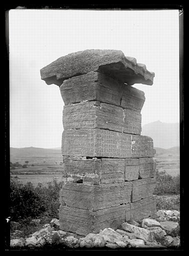 [Henan] Ho-nan. Teng-fong hien [Dengfengxian], pilier de la Mère de K'ai [Kai], faces nord et est du pilier de l'Ouest