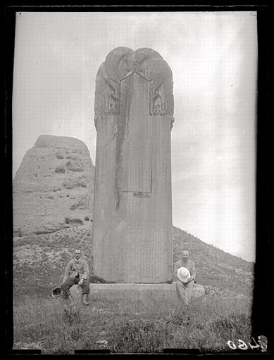 [Shaanxi] Chàn-si. K'ien tcheou [Qianzhou], K'ien ling [Qianling], sépulture de l'empereur Kao tsong [Gaozong], mort en 683 ap. J.-C., de la dynastie T'ang [Tang], stèle érigée à l'époque des T'ang [Tang] sur laquelle ont été gravées postérieurement diverses inscriptions dont l'une présente un spécimen d'écriture joutchen [ruzhen]