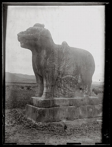 [Shaanxi] Chàn-si. P'ou-tch'eng hien [Puchengxian], K'iao ling [Qiaoling], sépulture de l'empereur Jouei tsong [Ruizong], mort en 712 ap. J.-C., animal fantastique (déformation du type du cheval ailé)