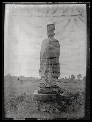 [Shaanxi] Chàn-si. P'ou-tch'eng hien [Puchengxian], King ling [Jingling], sépulture de l'empereur Hien tsong [Xianzong], mort en 820 ap. J.-C., officier civil