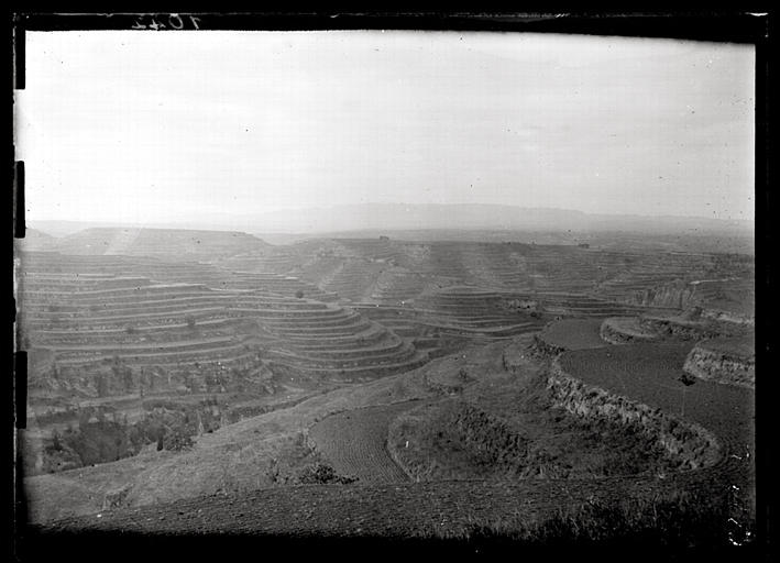 [Shaanxi]. Paysage à l'est de Ho-yang hien [Heyangxian]