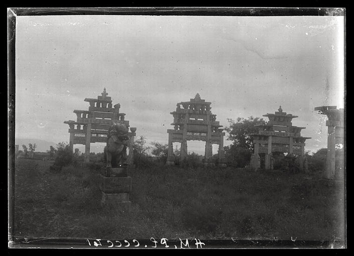[Shaanxi]. Arc de triomphe entre Ho-yang hien [Heyangxian] et Han-tch'eng hien [Hanchengxian]