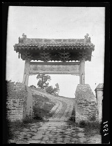 [Shaanxi]. Troisième arc de triomphe sur la route menant au temple funéraire de Sseu-ma Ts'ien [Sima Qian]