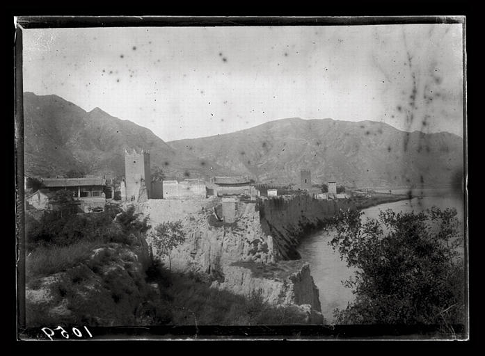 [Shaanxi] Chàn-si. Rive droite du Houang ho [Huanghe] au-dessous de Long-men [Longmen]