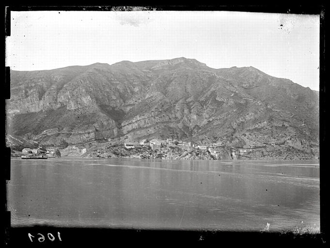 [Shaanxi] Chàn-si. Rive gauche du défilé de Long-men [Longmen]