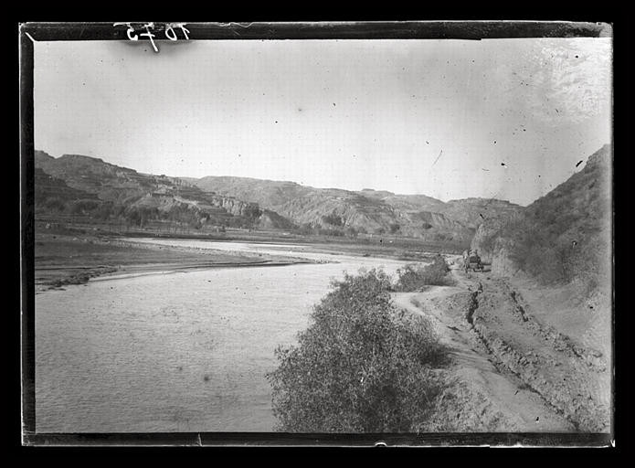 [Shanxi]. Sur le bord de la rivière Fen [Fen] avant Ling-che hien [Lingshixian]