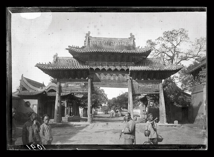[Shanxi]. T'ai-yuan fou [Taiyuanfu], arc de triomphe