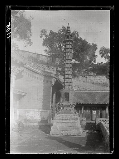 [Shanxi]. Wou t'ai chan [Wutaishan], temple Hien-t'ong sseu [Xiantongsi], une des cinq petites pagodes en bronze doré (date: 1602)