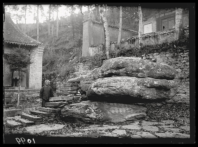[Shanxi]. Wou t'ai chan [Wutaishan], temple Ts'ing leang che sseu [Qingliangshisi], la pierre qui branle