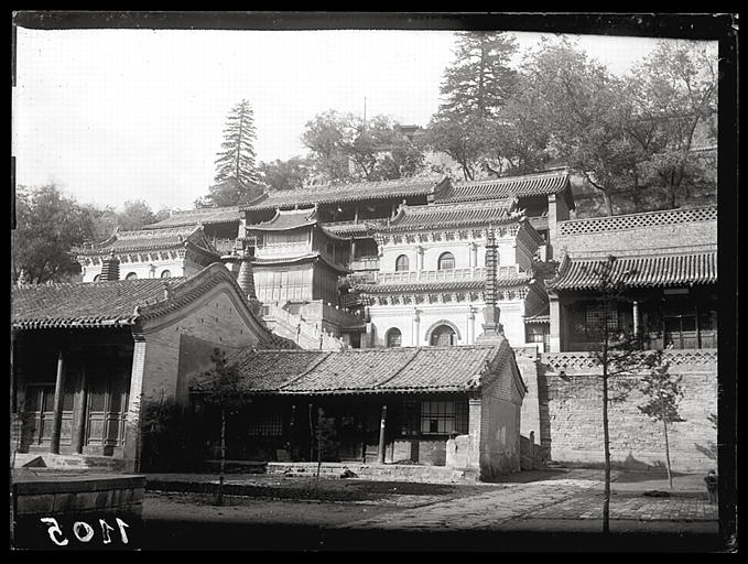 [Shanxi]. Wou t'ai chan [Wutaishan], temple Hien-t'ong sseu [Xiantongsi], la terrasse des cinq petites pagodes et de la chapelle en bronze doré