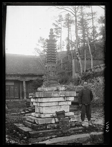[Shanxi]. Wou t'ai chan [Wutaishan], temple Ts'ing-leang che sseu [Qingliangshisi] (cf. n°1099) [cf. AP13007], petite pagode en bronze doré (daté 1606)