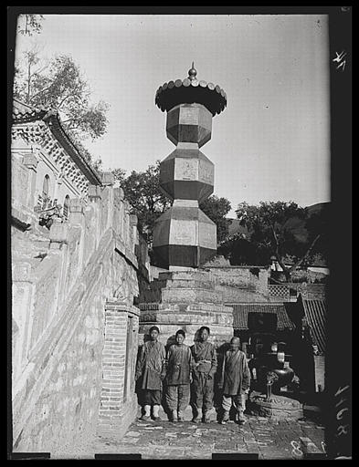 [Shanxi]. Wou t'ai chan [Wutaishan], temple Hien-t'ong sseu [Xiantongsi], une des cinq petites pagodes en bronze doré