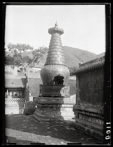 [Shanxi]. Wou t'ai chan [Wutaishan], temple Hien-t'ong sseu [Xiantongsi], une des cinq petites pagodes en bronze doré