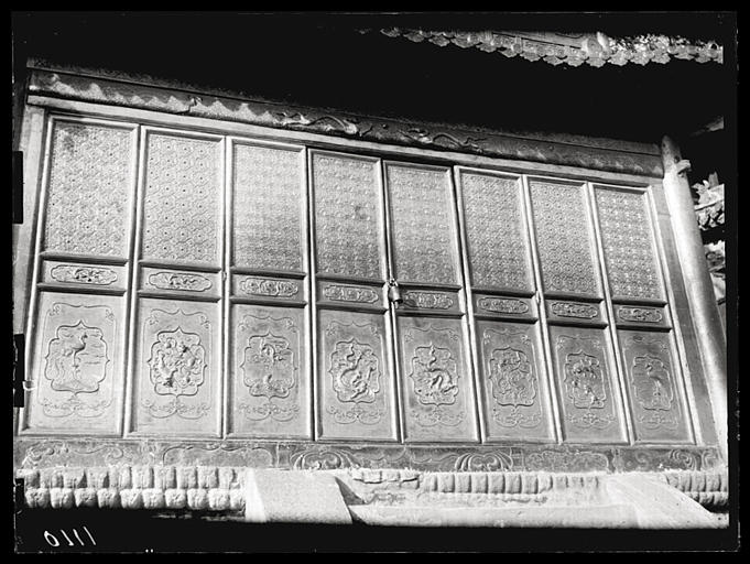 [Shanxi]. Wou t'ai chan [Wutaishan], temple Hien-t'ong sseu [Xiantongsi], face sud de la chapelle en bronze doré (date: 1630)